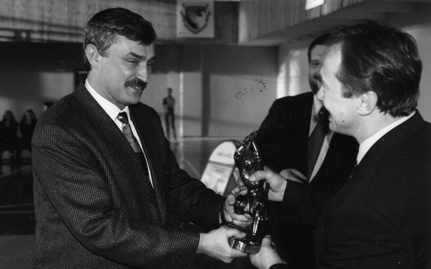 Георгий Полтавченко вручает специальный приз генеральному директору Фестиваля боевых искусств "Кубок Балтийского моря" Демиду Момоту, 1997 год